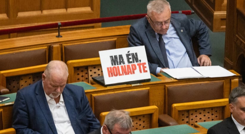 „Ma én, holnap te” feliratú táblákat raktak ki Hankó Balázs és Seszták Miklós üres parlamenti helyére