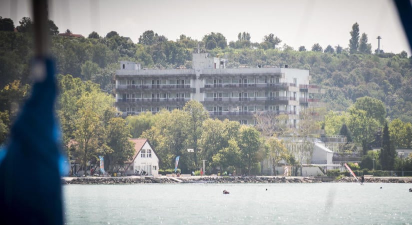 Egyre több helyen buknak el a luxusberuházások Balatonaligán