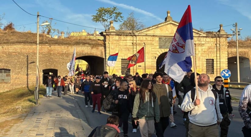 Az újvidéki egyetemisták elindultak gyalog Belgrád felé
