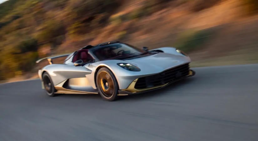 Őrületes hibrid kabriót villantott az Aston Martin
