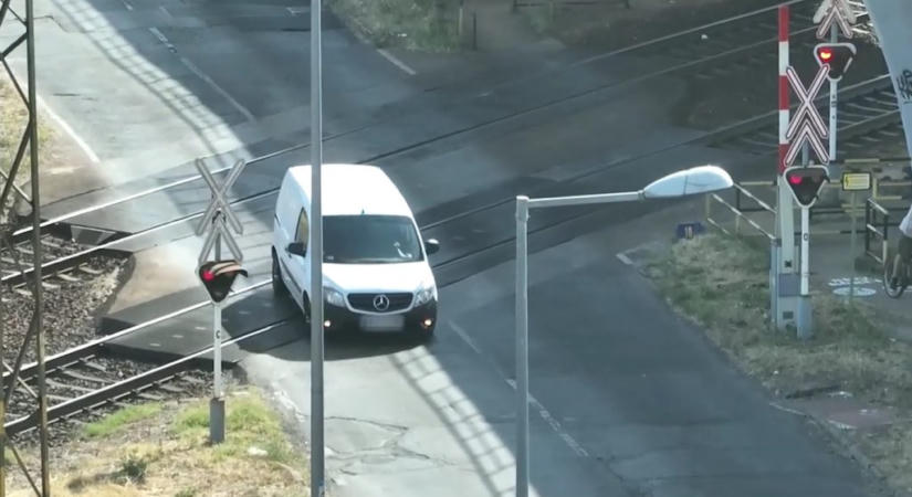 Sorra mentek át az autók a piroson a kőbányai vasúti átkelőnél – épp drónoztak a rendőrök