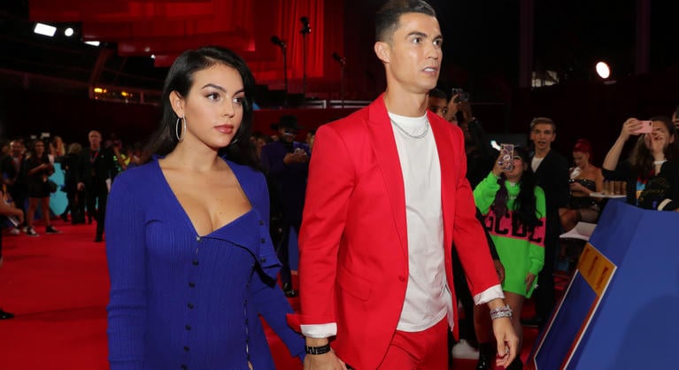 Ronaldo és Georgina otthon, szűk körben házasodott össze, de az ékszerek 24 milliárd forintot értek