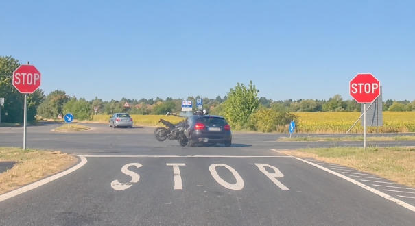 Videó: „úgy állították be, mintha a motoros ment volna bele az autóba”
