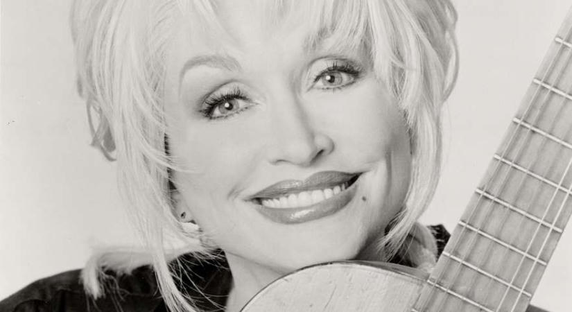 „Dolly Parton Nemzetközi Repülőtér” – megszavazták Nashville repülőterének átnevezését