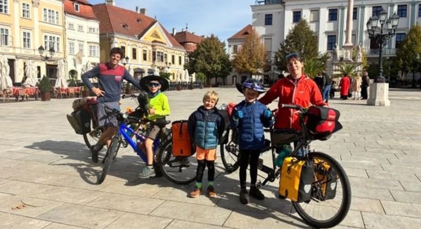 Európai kerékpártúra közben pihent meg az ausztrál család Győrben - fotó