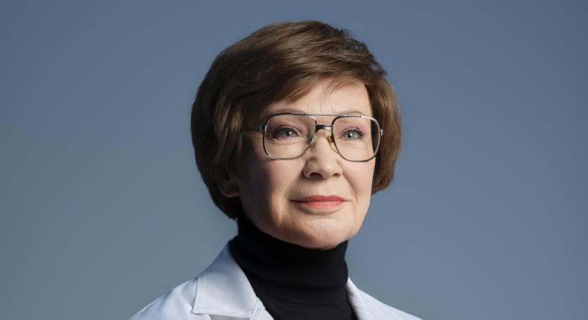 Udvaros Dorottya alakítja Karikó Katalint a róla szóló monodrámában