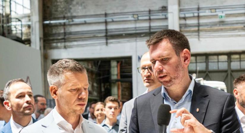 Becsületsértés gyanúja miatt indulhat eljárás a Magyar Pétert leköpő férfi ügyében