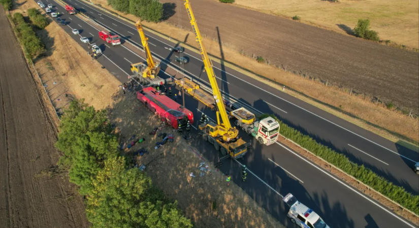 Őrizetbe veszik a sofőrt, az árokba borult buszon lengyel zarándokok utaztak hazafelé az M3-ason