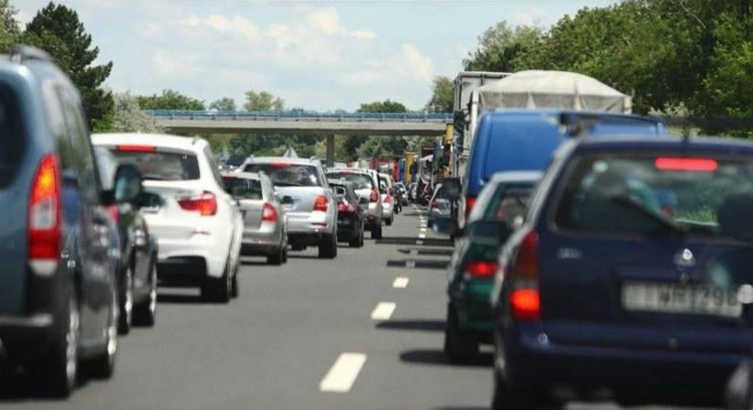 Új csúcs? Kedden 20 kilométeren át állt a kocsisor az M1-es autópályán