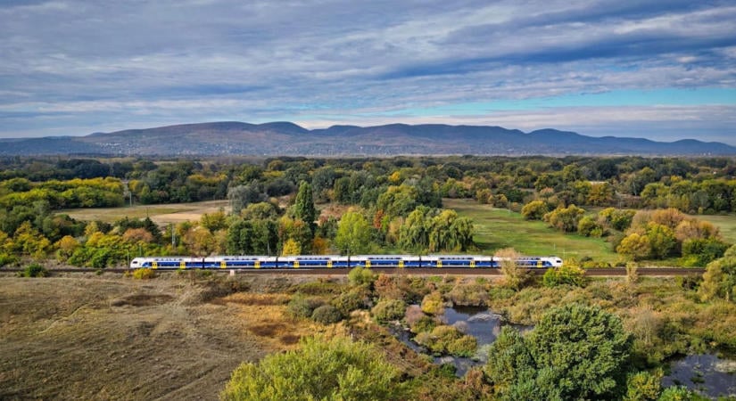 Több férőhellyel készül a MÁV a hosszú hétvégére, a Balaton felé is több kocsi közlekedik