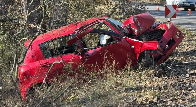 Súlyos baleset Hajdú-Biharban: egy autó a vízelvezető árokban lévő fának ütközött, mentőhelikoptert is riasztottak - fotók