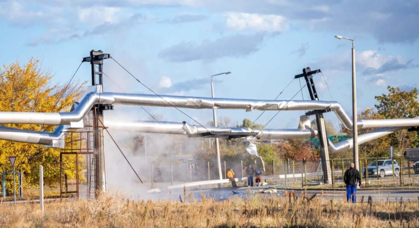 Leállt a távfűtés Pakson, miután egy teherautó letarolta a távhővezetéket
