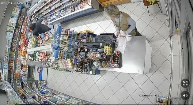 Videón, ahogy az eladónő szembeszáll a fegyveres rablóval