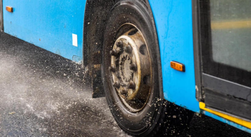 Szerbiai utasokat szállító emeletes busz balesetezett Bulgáriában