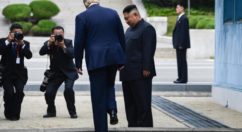 Financial Times: Megrázó Trump újabb gesztusa Kim Dzsong Unnak