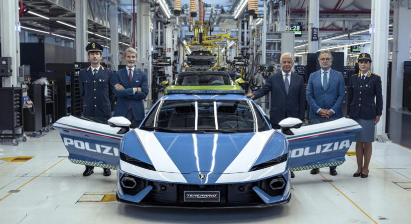 920 lóerős életmentő: rendőregyenruhát kapott a legújabb Lamborghini