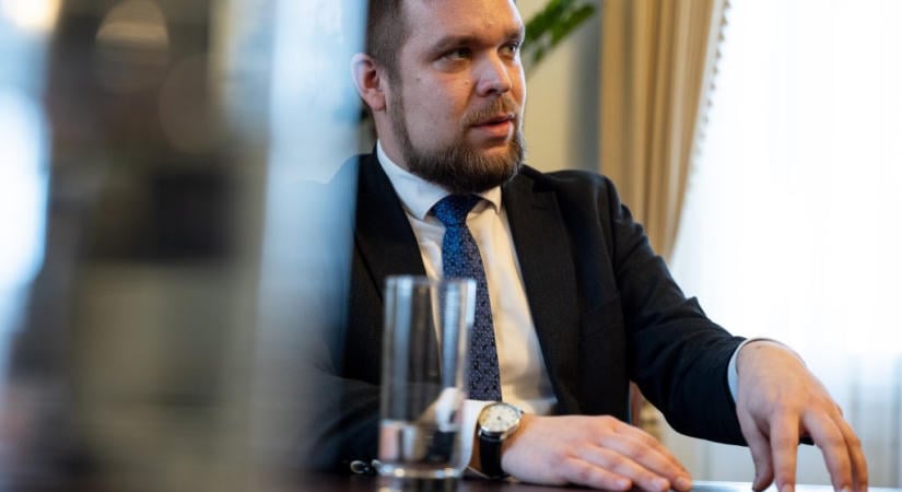 Pintér Bence: Feljelentést tettünk, miután „cigány” feliratot festettek egy győri fodrászüzletre
