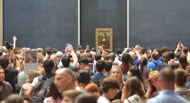 Saját festményeit ragasztotta ki két látogató Mona Lisa mellé a Louvre-ban