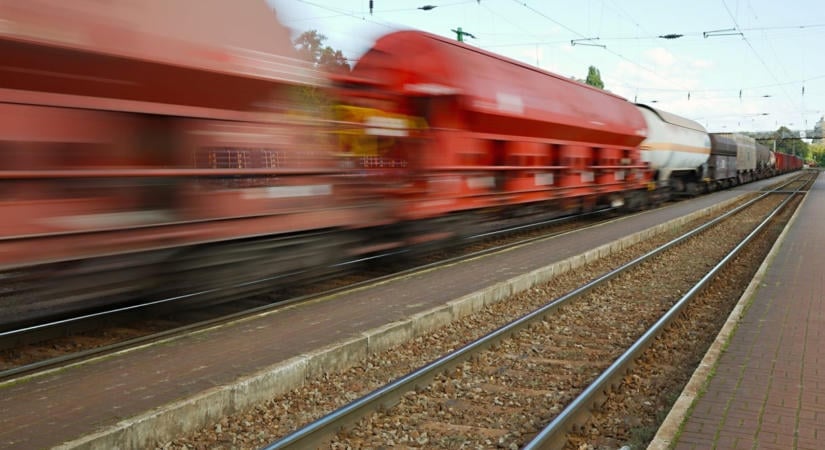 Kisiklottak egy veszélyes anyagot szállító vonat kocsijai Rákoson