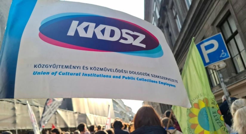 Ez gyors volt: Magyar Péter alighogy bejelentette a nagy béremelést, azonnal tüntettek a Miniszterelnökségnél, Tarr Zoltánnak is bekiabáltak  „Ilyen szépen megfogalmazott nulla százalékos béremelést még nem hallottam”