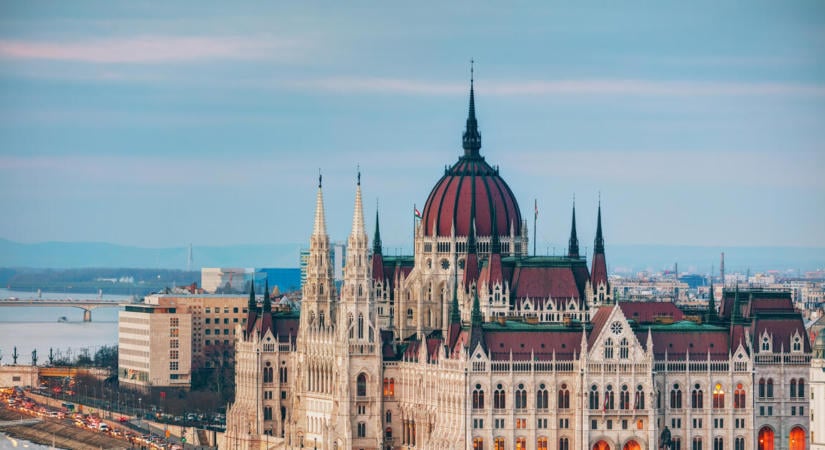 Ömlik a pénz a nyugdíjakra, tovább nőtt az államadósság