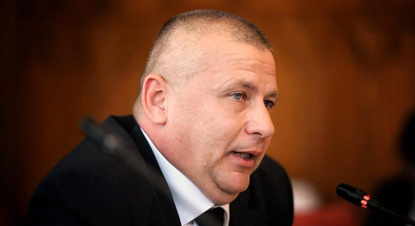 Ejtőernyős ugrást hajtott végre Ruszin-Szendi Romulusz