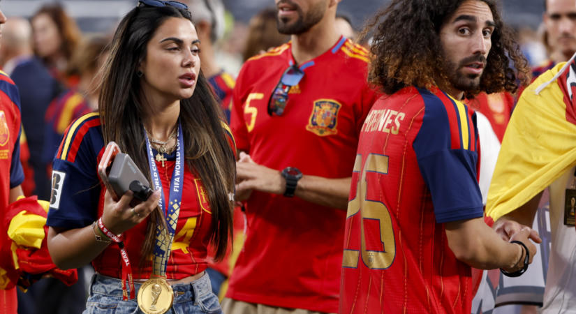 Cucurella felesége bikiniben hódított Caprin