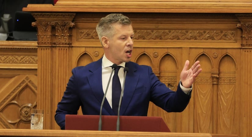 Magyar Péter a „Jászság bukott rémének” nevezte Pócs Jánost: most egy gyerekekkel készült videó miatt ugrottak egymás torkának