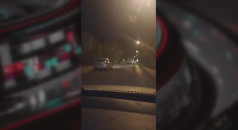 Videón, ahogy egy fiatal megállítja a HÉV elé hajtó 79 éves nő autóját