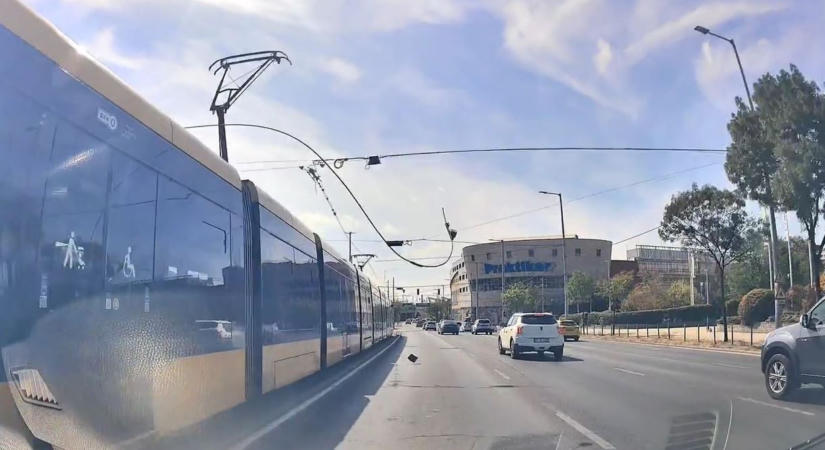 Videó: Leszakadt az 1-es villamos vezetéke, telibe talált egy autót