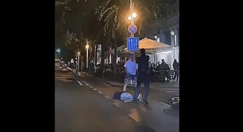 Videóra vették, ahogy valaki bármi konfliktus nélkül eszméletlenre ver egy férfit a Vígszínházzal szembeni zebrán, de van valami nagyon furcsa a videóban
