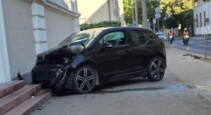 Hármas karambol Győrben: helyszíni fotókat mutatunk