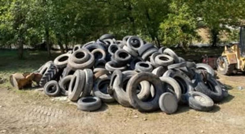 899 gumiabroncsot szedtek ki a Dunábóll