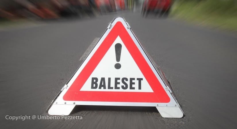 Felborult egy kamion az M7-esen, egy sávon halad a forgalom