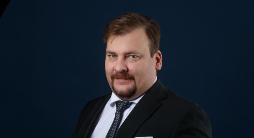 Vádat emeltek az Alapjogokért Központ szivárványos horogkeresztet rajzolgató propagandistája ellen