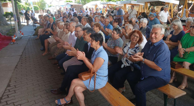 Százéves családi üzenet rejtőzött a falban, megható történet került elő az ordasi falunapon  fotók
