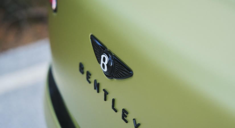 Érkezik minden idők eddigi legerősebb sorozatgyártott Bentley modellje! Ekkor fogják bemutatni!
