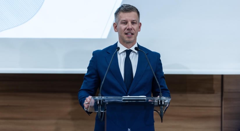 Mindenki csak pislog, hogy mivel megy ma a kormányülésre Magyar Péter: ezrével jönnek a kommentek a fotóhoz