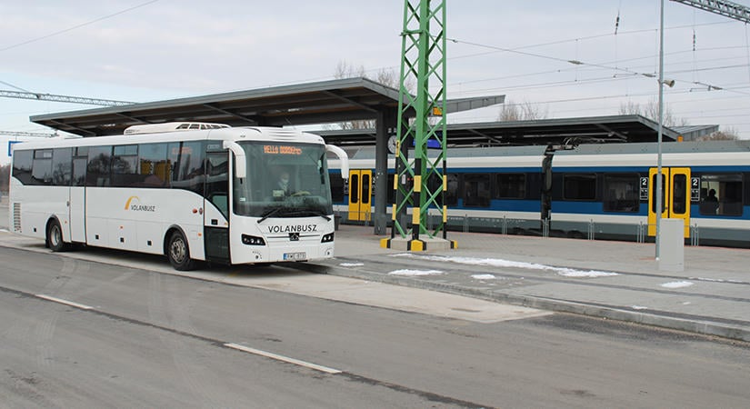 Változik a vonatok és buszok menetrendje a hosszú hétvégén és az őszi szünetben