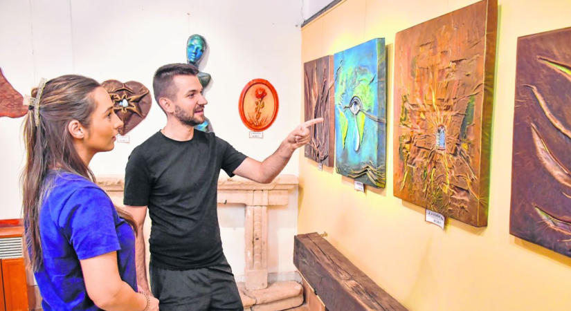Bőrbe kötött történetek elevenednek meg Zajácz Tamás jóvoltából Csengerben