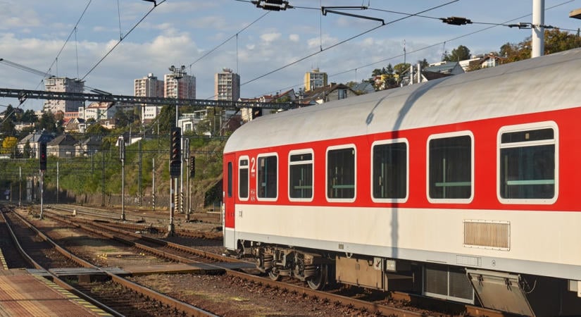 Szörnyű baleset Pozsonyban: busszal karambolozott egy vonat