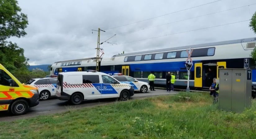 Pirosat mutatott a lámpa, mégis a sínekre hajtott a sofőr Gyöngyösön – videón az ütközés előtti pillanat