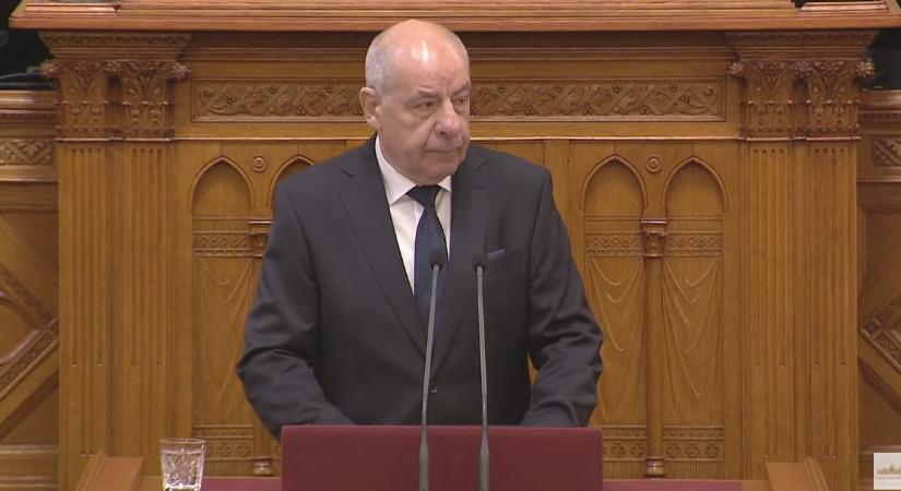 Sulyok Tamás inkább vár pár napot, majd lemondhat, mintsem aláírja az alkotmánymódosítást
