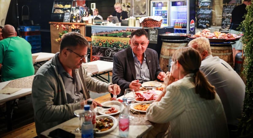Három-négyezer forint elég lehet? Ennyiért lakhatunk jól a Szekszárdi Szüreti Napokon – videó
