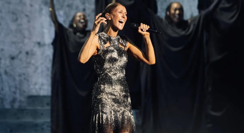 Aggódnak a rajongók! Celine Dion koncertje közben zuhant a földre – Videó