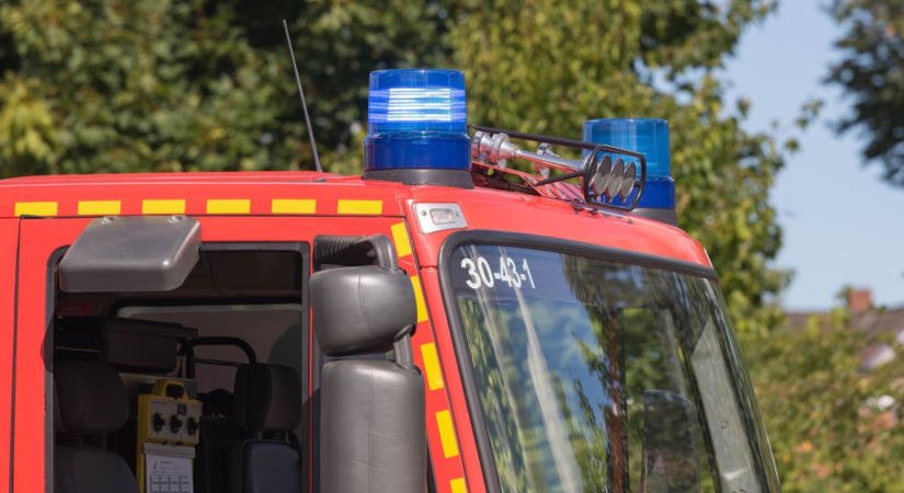 Leszakadt autógumi gyulladt ki az M43-asnál Szeged közelében