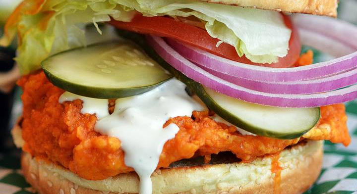 Szaftos, csirkés buffalo burger házilag: az igazi csípős amerikai kedvenc