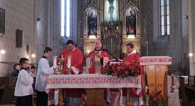 Böjte Csaba a kereszthordozó kárpátaljaiakat bátorította a beregszászi templombúcsún - A kereszt tövében erősödött a remény
