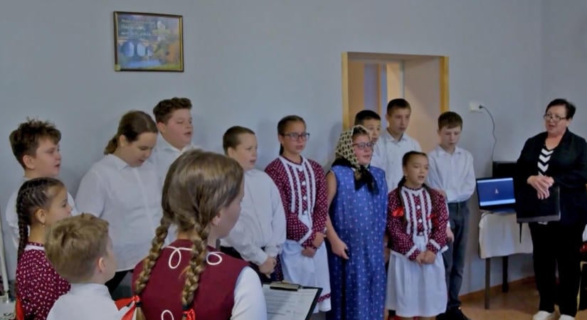 Műsorral és ajándékokkal köszöntötték az időseket Beregszászban (videó)