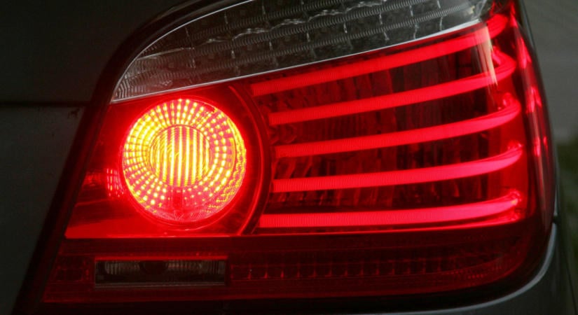 Feleségével és gyerekével az autóban fékezgetett, majd fegyvert fogott a másik sofőrre